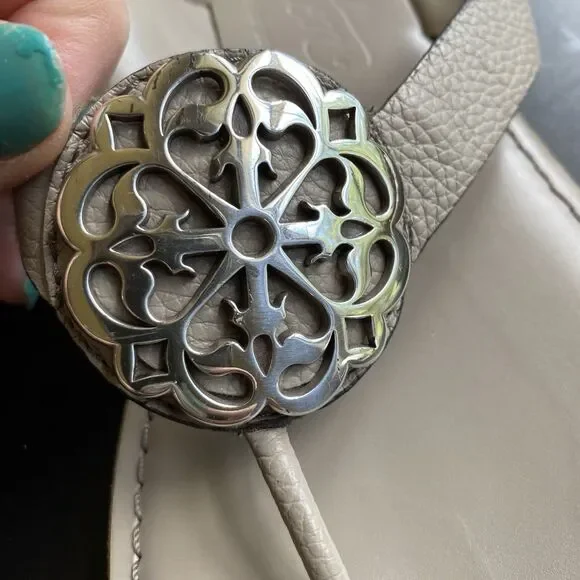 Brighton Alice Greige Leather Thong Sandal Ferrara Ornamentation Sz 9 Italy - Picture 7 of 10